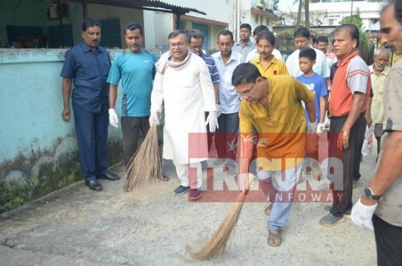 Ratan Lal Nath enacted another Swachchha Bharat drama, cleaning the already cleaned areas for weekly â€˜Photo Shootâ€™ 